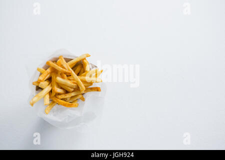 Vue de dessus de frites en sac de papier sur la table Banque D'Images