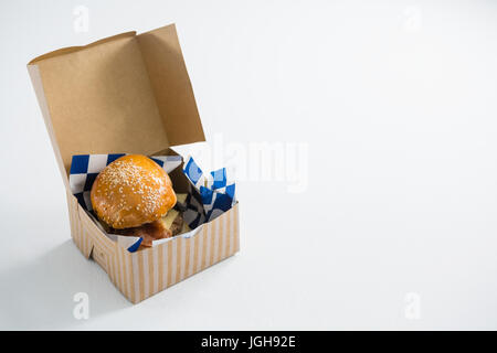 High angle view of cheeseburger in fort sur tableau blanc Banque D'Images