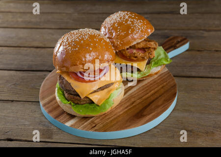 Frais généraux de hamburgers sur planche à découper Banque D'Images