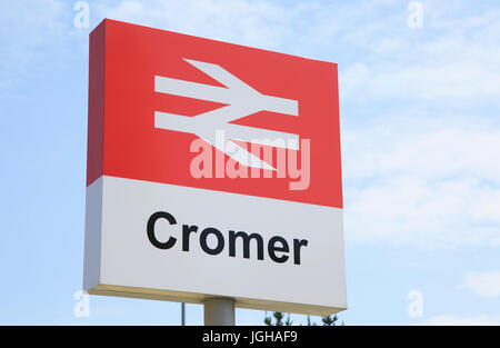 British Rail station double flèche signe, Cromer, Norfolk, England, UK Banque D'Images