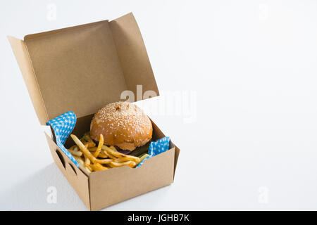 Hamburger frites en fort sur tableau blanc Banque D'Images