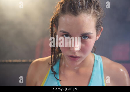 Close-up of young female boxer au studio de remise en forme Banque D'Images