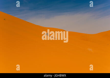 Rider sur une dune de l'Erg Chebbi, Merzouga, Maroc Banque D'Images