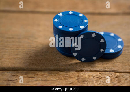 Close-up of blue chips on wooden table Banque D'Images