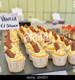 Cupcakes vanille chocolat avec vente sur place de marché Banque D'Images