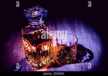 Whiskey dans un décanteur avec certains lightpainting Banque D'Images