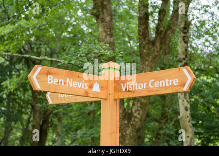 Ben Nevis et Glen Nevis Visitor Center la signalisation, Fort William, Scotland, UK Banque D'Images