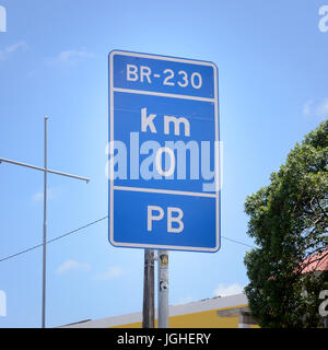 Joao Pessoa, PB, Brésil - 8 décembre 2016 : début de la signalisation Plaque Transamazonica, l'une des plus grandes routes au Brésil. BR-230 en route Banque D'Images