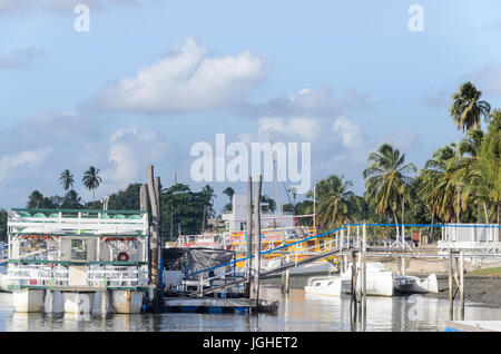 Joao Pessoa, PB, Brésil - 8 décembre 2016 : Photo de Praia do Jacare beach, plusieurs bateaux côte à côte dans le bateau du port. Banque D'Images