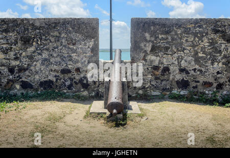 Joao Pessoa, PB, Brésil - 8 décembre 2016 : vieux canons de fer placée sur l'énorme mur de Forte de Santa Catarina do Cabedelo à Joao Pessoa ville. Hist Banque D'Images