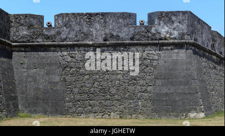 Joao Pessoa, PB, Brésil - 8 décembre 2016 : vieux canons de fer placée sur l'énorme mur de Forte de Santa Catarina do Cabedelo à Joao Pessoa ville. Hist Banque D'Images