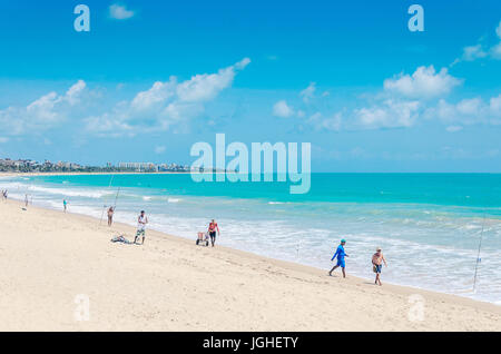 Joao Pessoa, PB, Brésil - 8 décembre 2016 : plage de Joao Pessoa ville avec une belle baie de sable et d'eau bleu océan. Les gens pêchent à la mer sur une s Banque D'Images