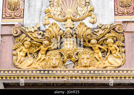 Le roi, les anges et la sculpture antique golden lions Banque D'Images