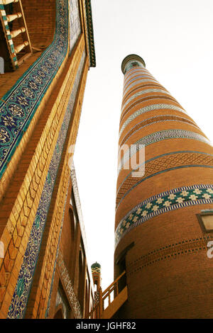 Vue sur le Minaret Islam Khodja Ichon-Qala la forteresse, la vieille ville de Khiva, en Ouzbékistan. Banque D'Images