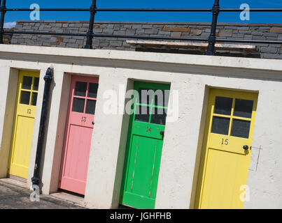 Portes colorées à l'ancienne piscine de vestiaires, près du port, à North Berwick Banque D'Images