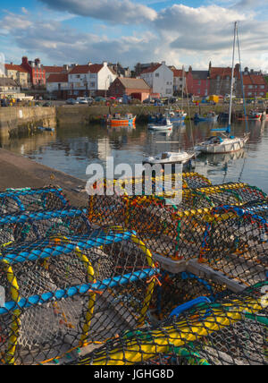 Les casiers et les bateaux dans le port de Dunbar Dunbar Ecosse Banque D'Images