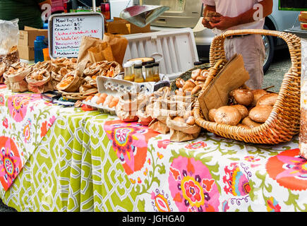 Marché de producteurs, des variétés de champignons sur l'affichage d'une table, d'œufs Banque D'Images