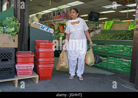 Les femmes d'Asie du Sud en mode shopping dans un supermarché sur la 37e Avenue à Jackson Heights, Queens, New York. Banque D'Images