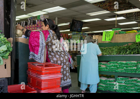 Deux femmes de l'Asie du Sud, en mode shopping pour des légumes dans un supermarché sur 37th Avenue à Jackson Heights, Queens, New York. Banque D'Images