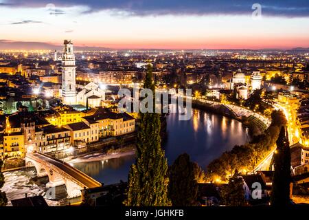 La cathédrale de Vérone sur la gauche, San Giorgio In Braida église sur la droite, Ponte Pietra et point de vue sur la ville au soir de Castel San Pietro. Vérone, Banque D'Images