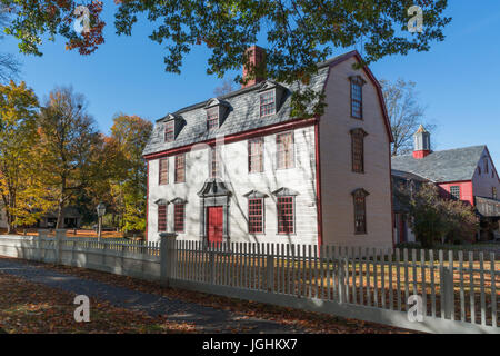 Maison coloniale historique avec un toit en mansarde et clôture blanche dans la région de Deerfield, Massachusetts. Banque D'Images