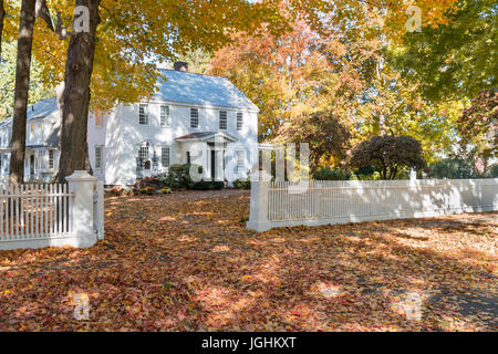 De style fédéral historique maison avec une clôture blanche dans la région de Deerfield, Massachusetts. Banque D'Images