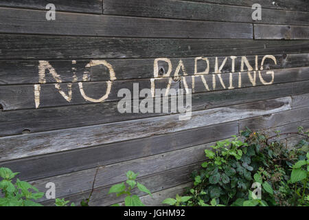 No parking sign sur l'ancien bâtiment en bois Banque D'Images
