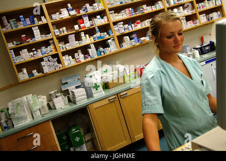 La pharmacie de l'east quay medical center, Bridgwater, Somerset, avec une femme à votre pharmacien. Banque D'Images