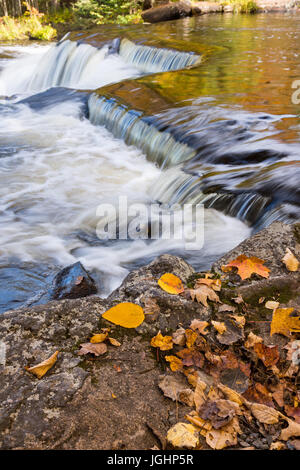 Bond Falls se précipite passé les feuilles d'automne dans la Péninsule Supérieure du Michigan Banque D'Images