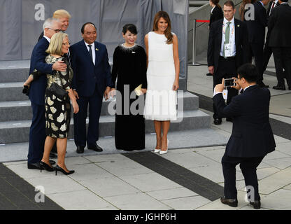 (De gauche à droite) Lucy Turnbull et son mari, le Premier Ministre australien, Malcolm Turnbull, président des Etats-Unis, Donald Trump, Premier ministre vietnamien Nguyen Xuan Phuc et son épouse Tran Nguyet et Melania Trump ont leur photo prise à leur arrivée pour assister à un concert à la salle de concert Elbphilharmonie à Hambourg. Banque D'Images