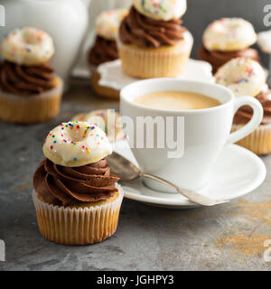 Café et petits gâteaux crème décoré de donuts Banque D'Images