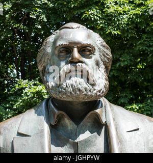 Berlin, Allemagne - 06 juillet , 2017 : Portrait sculpture de Karl Marx près de l'Alexanderplatz à Berlin, Allemagne. Banque D'Images