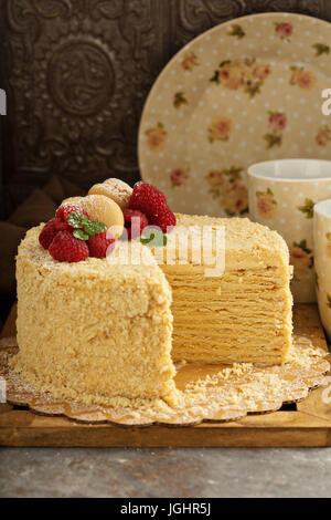 Gâteau de couches de Napoléon avec ses macarons et framboise Banque D'Images