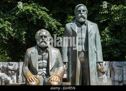 Berlin, Allemagne - 06 juillet , 2017 : Sculpture de Karl Marx et Friedrich Engels près de l'Alexanderplatz à Berlin, Allemagne. Banque D'Images