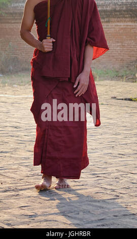 Un moine bouddhiste debout sur sol en brique à Bagan, Myanmar. Bagan est l'un des plus grands sites archéologiques, un spectacle à Machu Picchu ou un rival Banque D'Images