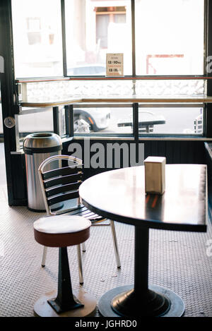 Place assise dans la boutique de bar Ice Cream de San Francisco. Banque D'Images