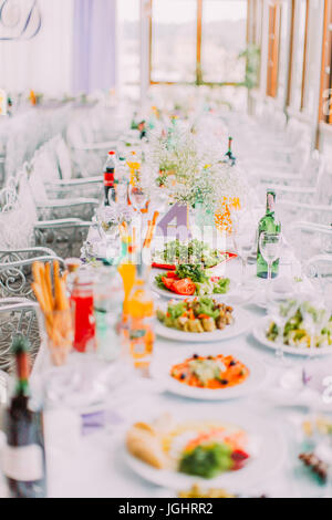 Le mariage set de table couverts avec différentes salades. Banque D'Images