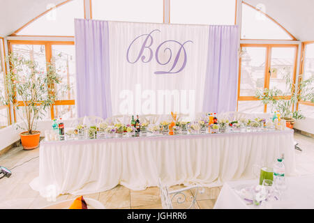 Vue rapprochée de l'ensemble de tables de mariage couverts avec divers plats. Banque D'Images