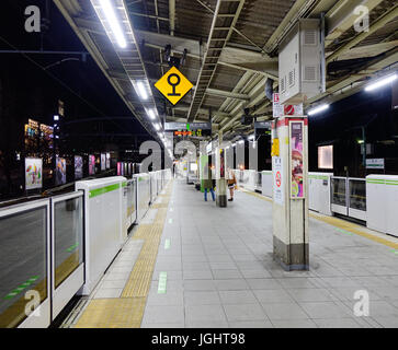 Tokyo, Japon - Jan 1, 2016. Plate-forme de la gare JR de nuit à Tokyo, Japon. Les chemins de fer sont le moyen le plus important dans les transports de voyageurs Banque D'Images