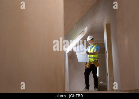 Architecte sur chantier Looking At House Plans Banque D'Images