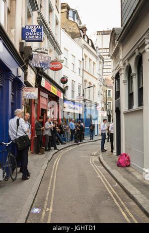 Hanway Street, près d'Oxford Street, sur le point d'être élargie pour permettre des livraisons à un nouveau magasin principal. Banque D'Images