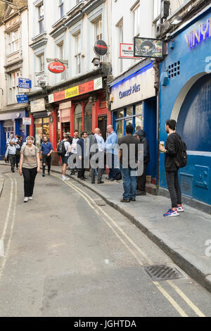 Hanway Street, près d'Oxford Street, sur le point d'être élargie pour permettre des livraisons à un nouveau magasin principal. Banque D'Images