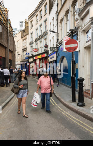 Hanway Street, près d'Oxford Street, sur le point d'être élargie pour permettre des livraisons à un nouveau magasin principal. Banque D'Images