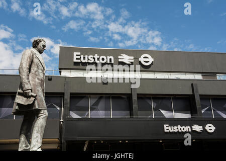 Statue de Robert Stephenson, ingénieur des chemins de fer par Carlo Marochetti, en face de l'entrée de la gare de Euston, Euston, Londres, UK Banque D'Images