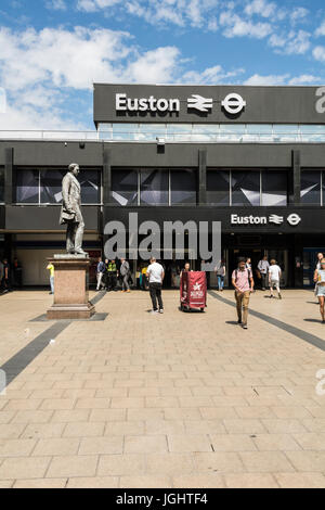 Statue de l'ingénieur ferroviaire Robert Stephenson, par Carlo Marochetti, à la gare Euston, Euston, Londres, Royaume-Uni Banque D'Images