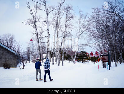 Yoichi, Japon - Feb 4, 2015. Les gens qui marchent sur la route de la neige à Yoichi, Hokkaido, Japon. Yoichi est l'accueil de la propriété de la distillerie Yoichi Nikka Wh Banque D'Images