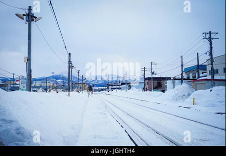 Yoichi, Japon - Feb 4, 2015. Les voies ferroviaires avec la neige en hiver à Yoichi, Hokkaido, Japon. Yoichi est l'accueil de la propriété de la distillerie Yoichi Nikka Wh Banque D'Images