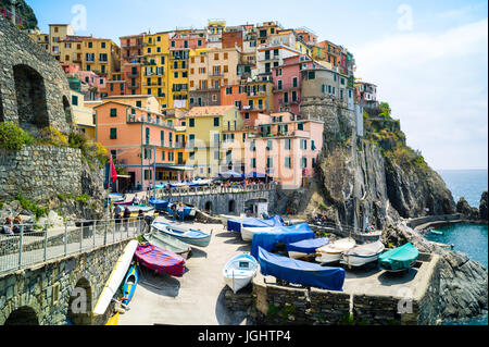 Le village de pêcheurs de Manarola, avec des maisons suspendues à la falaise au-dessus de la mer, est un des villages des Cinque Terre en Ligurie, Italie. Banque D'Images