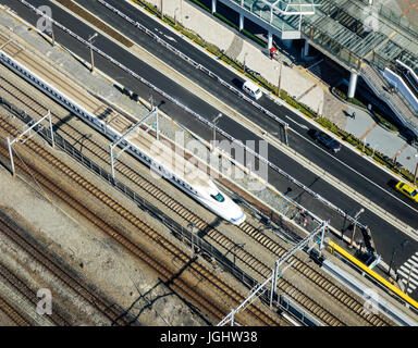 Tokyo, Japon - Jan 4, 2016. Un train Shinkansen sur la piste à Tokyo, Japon. Le Shinkansen est un réseau de lignes ferroviaires à grande vitesse au Japon exploité Banque D'Images