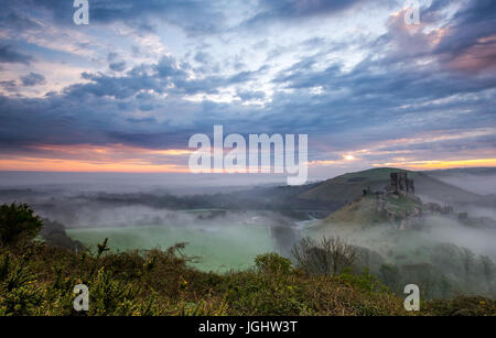 Matin brumeux, Corfe Castle dans le Dorset Banque D'Images